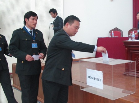 Các đại biểu thực hiện quyền bầu cử tại Đại hội